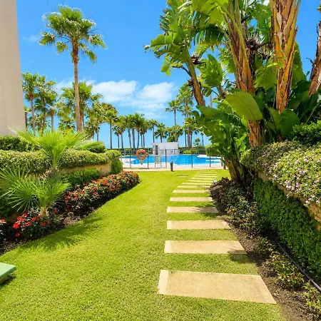 Immerse Yourself In An Oceanfront Paradise Apartmán